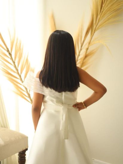 صورة فستان سهرة أبيض مع قصة جانبية أنيقه على الصدر